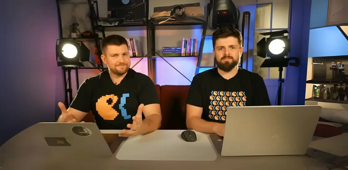 Bartek Łoza i Rafał Kiełbasa przy stanowisku w studiu, podczas transmisji
